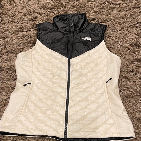 The North Face Women's Thermoball Vests Size Large - Picture 2 of 13